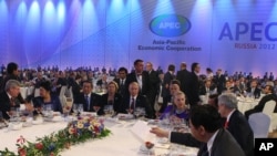 Russian President Vladimir Putin, center, and U.S. Secretary of State Hillary Clinton, fourth right, attend a reception at the APEC summit in Vladivostok, Sept. 8, 2012.