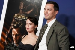 Zoey Deutch dan Nicholas Hoult di pemutaran perdana AFI Fest “Juror #2” di TCL Chinese Theatre di Los Angeles. (Jordan Strauss/Invision/AP)