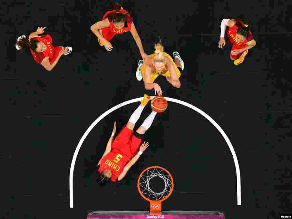 澳大利亚女运动员杰克逊在女子篮球四分之一决赛之中在中国女运动员宋晓云的防守之下投球