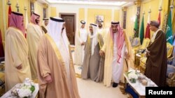 Para pemimpin Dewan Kerjasama Teluk tampak menjelang pertemuan puncak di Riyadh, Saudi Arabia, 9 Desember 2018 (foto: Bandar Algaloud/courtesy Persidangan Kerajaan Saudi/via Reuters)