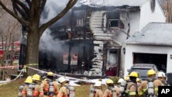 Los bomberos encontrados los cuerpos de la madre junto a sus pequeños hijos en el segundo piso de la vivienda siniestrada. Otras casas también quedaron dañadas.