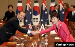 2014年4月8日澳大利亚总理艾伯特（左）与韩国总统朴槿惠握手