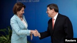 La líder demócrata Nancy Pelosi saluda a canciller Bruno Rodríguez en La Habana.