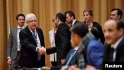 L'émissaire des Nations Unies au Yémen, Martin Griffiths, serre la main des délégués yéménites, lors de l’ouverture des pourparlers de paix, à Rimbo, en Suède, le 6 décembre 2018. Stina Stjernkvist / Agence de presse TT / via REUTERS 