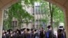 Para wisudawan menunggu upacara wisuda di Universitas Yale, New Haven, Conn., 24 Mei 2010.