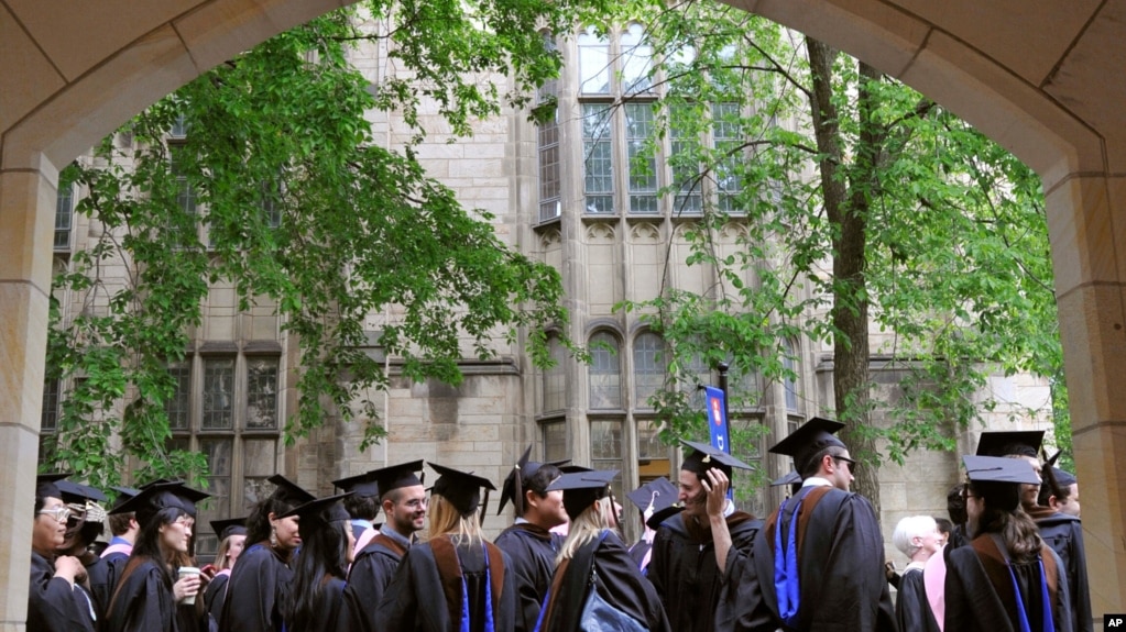 资料照片：在康涅狄格州纽黑文的耶鲁大学，未来的毕业生们等待着毕业典礼队伍的开始。(2010年5月24日)(photo:VOA)