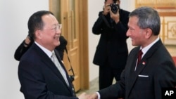 Menteri Luar Negeri Korea Utara Ri Yong Ho (kiri) berjabat tangan dengan Menlu Singapura Vivian Balakrishnan di Mansudae Assembly Hall, Korea Utara, 7 Juni 2018. (Foto: dok).