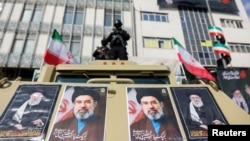 تصاویر مجتبی خامنه‌ای در کنار تصاویر علی خامنه‌ای. رهبر سابق جمهوری اسلامی در یک حمله هوایی کشته شد.