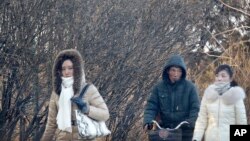 지난 1월 한파가 찾아온 평양에서 퇴근길 주민들이 두꺼운 옷을 입었다.