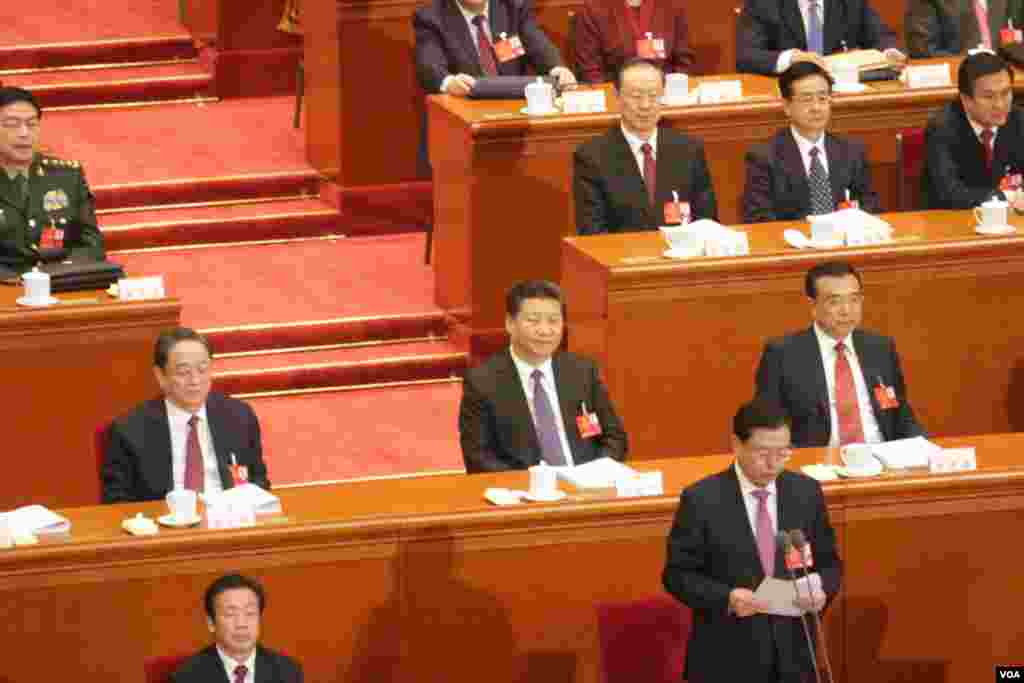 大会主席台就坐的习近平、李克强和俞正声，张德江委员长主持会议。 （2016年3月5日 美国之音金子莹拍摄）
