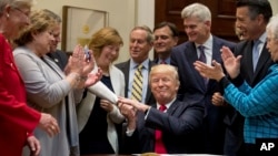 Prezident Donald Tramp ta'limga oid yangi farmonga imzo chekmoqda, Vashington, 26-aprel, 2017-yil.