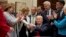 Prezident Donald Tramp ta'limga oid yangi farmonga imzo chekmoqda, Vashington, 26-aprel, 2017-yil.