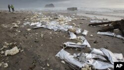 Sampah-sampah plastik yang bertebaran di pantai (foto: ilustrasi). 