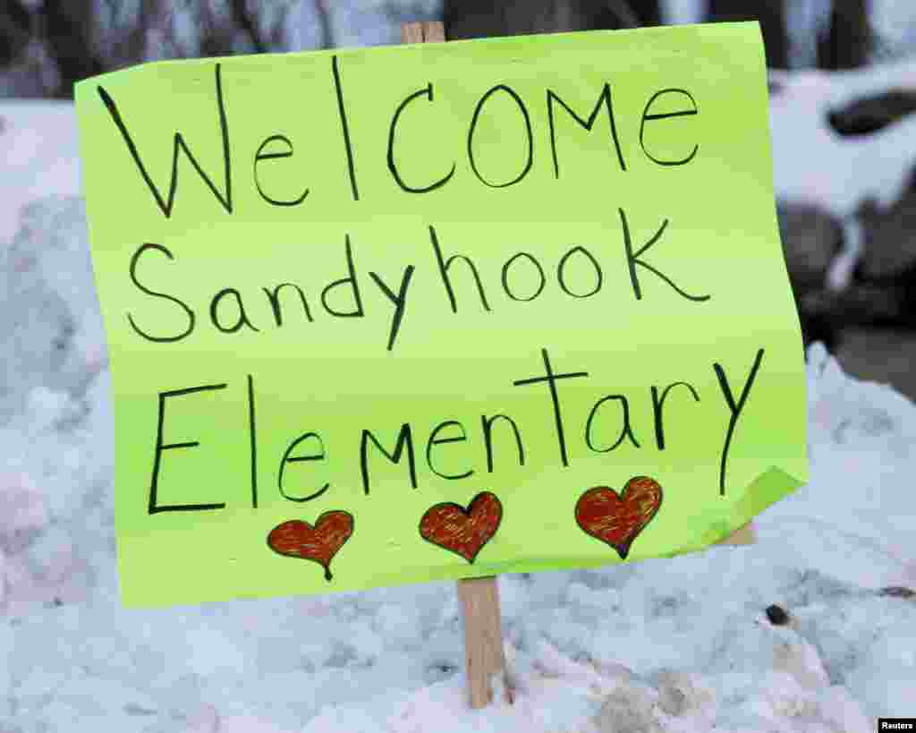 Poster bertuliskan dukungan pada siswa-siswa SD Sandy Hook di sepanjang jalan antara Newtown dan Monroe (2/1). (Reuters/Carlo Allegri)