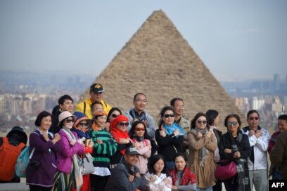 Du khách chụp hình trước các kim tự tháp Giza ở ngoại ô phía tây nam thủ đô Cairo, ngày 29 tháng 12, 2018.
