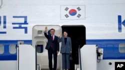 Le président de la Corée du Sud Moon Jae-In et sa femme Kim Jung-sook à leur arrivée au sommet du G20 en Allemagne.