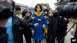 2012年3月22日，当时是疯狂英语创始人李阳妻子、声称受到家庭暴力的Kim Lee到北京法院参加离婚案审理时被当地记者包围。这位美国女士成为中国境内受家庭暴力之苦的妇女们的英雄。