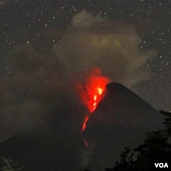 Letusan Merapi hari Rabu malam terlihat dari Desa Sidorejo Jawa Tengah, 3 November 2010.