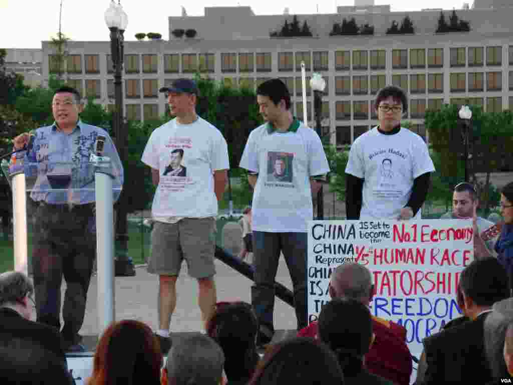 Para pembicara memberikan sambutan kepada para hadirin yang hadir dalam peringatan peristiwa Lapangan Tiananmen di Washington DC (3/6).