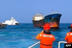 Foto selebaran ini diambil dan dirilis pada tanggal 25 Februari 2025 oleh Penjaga Pantai Taiwan menunjukkan kapal "Hongtai" yang terdaftar di Togo yang ditahan di Penghu. (Handout / TAIWAN COAST GUARD / AFP)