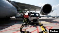 یک هواپیمای ایرباس آ۳۸۰ لوفتهانزا در حال سوخت‌گیری در فرودگاه فراکفورت