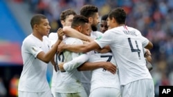 Les joueurs de France célèbrent le 2e but de leur équipe par Antoine Griezmann lors du match de quart de finale entre l'Uruguay et la France lors de la Coupe du monde 2018 au stade de Nijni Novgorod, à Nijni Novgorod, en Russie, le vendredi 6 juillet 2018. 