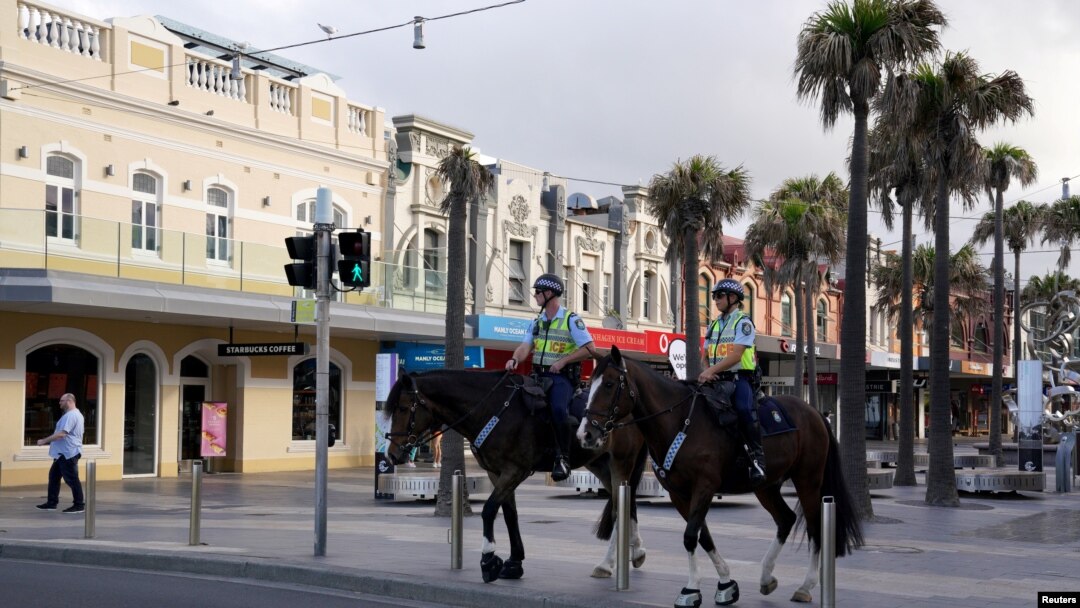 Mounted police officers patrol following the implementation of stricter social-distancing and self-isolation rules to limit the spread of the coronavirus, in the Manly suburb of Sydney, Australia, April 6, 2020. 