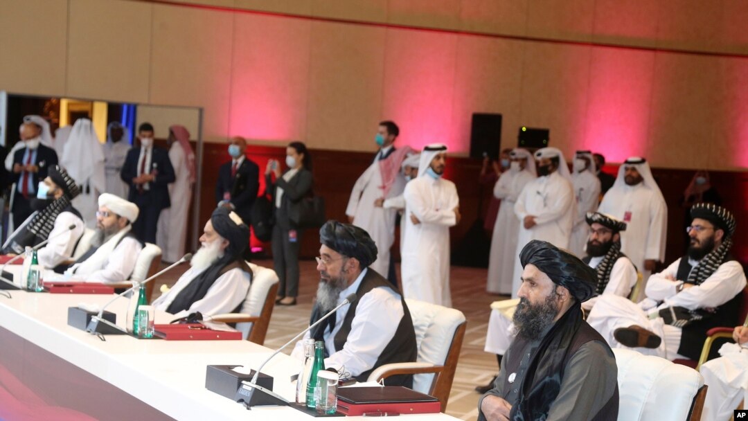 Delegasi Taliban menghadiri sesi pembukaan pembicaraan damai antara pemerintah Afghanistan dan Taliban, di Doha, Qatar, 12 September 2020. (Foto: AP)