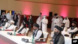 Delegasi Taliban menghadiri sesi pembukaan pembicaraan damai antara pemerintah Afghanistan dan Taliban, di Doha, Qatar, 12 September 2020. (Foto: AP)