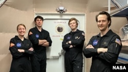 Члены второго экипажа миссии NASA CHAPEA (Crew Health and Performance Exploration Analog) позируют для группового фото. Слева направо: Эллен Эллис, Росс Элдер, Джеймс Спайсер и Мэттью Монтгомери. Credit: NASA.