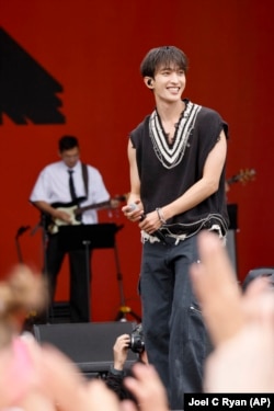 DK dari band Seventeen tampil dalam Festival Glastonbury di Worthy Farm, Somerset, Inggris, Jumat, 28 Juni 2024. (Joel C Ryan/Invision/AP)