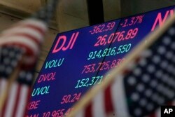 Un letrero electrónico en la Bolsa de Valores de Nueva York muestra la cifra de cierre del Promedio Industrial Dow Jones el martes 30 de enero de 2018.