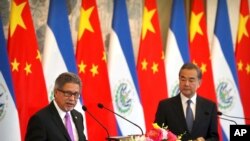 Menteri Luar Negeri El Salvador Carlos Castaneda (kiri), bersama Menteri Luar Negeri China Wang Yi dalam upacara penandatanganan kesepakatan pembentukan hubungan diplomatik antara El Salvador dan China di Wisma Negara Diaoyutai, Beijing, China, Selasa, 21 Agustus 2018. .