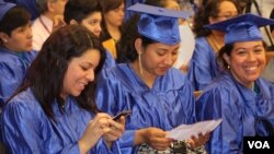 Estudiantes celebran decisión del Congreso por no tener que pagar más intereses.