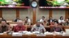 Rapat gabungan pemerintah dan DPR di gedung parlemen di Jakarta, Senin (2/9) soal rencana pemerintah menaikan iuran Badan Penyelenggara Jaminan Sosial (BPJS) Kesehatan. (Foto: VOA/Fathiyah)