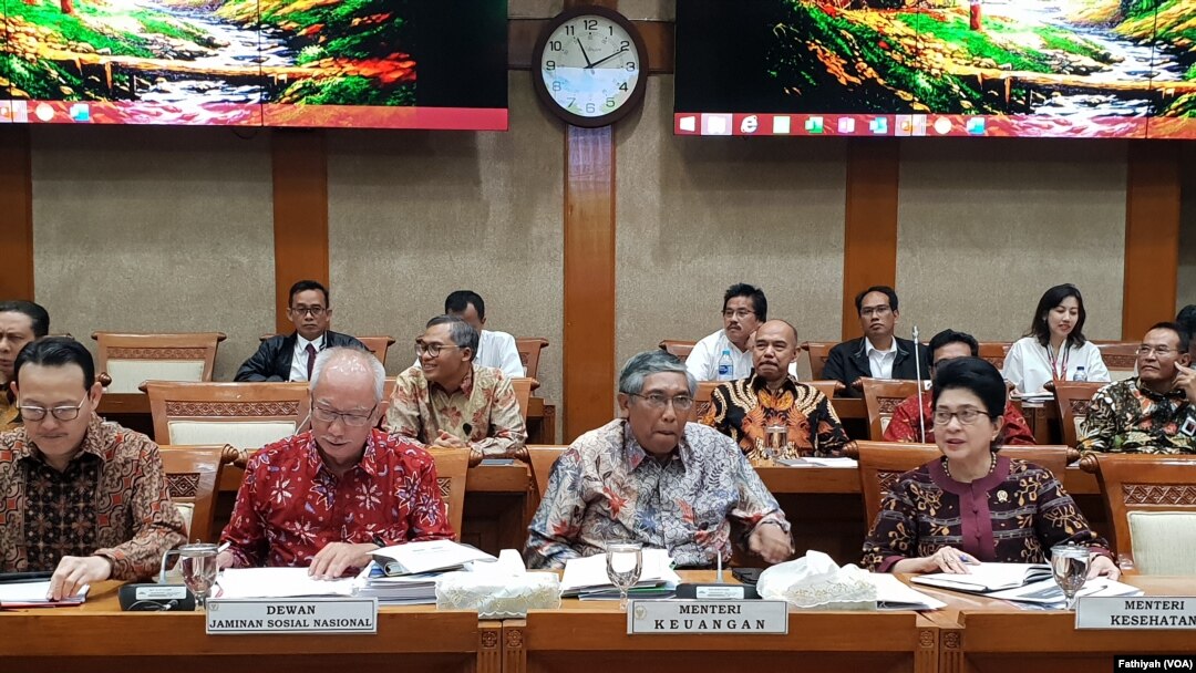 Rapat gabungan pemerintah dan DPR di gedung parlemen di Jakarta, Senin (2/9) soal rencana pemerintah menaikan iuran Badan Penyelenggara Jaminan Sosial (BPJS) Kesehatan. (Foto: VOA/Fathiyah)