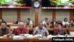 Rapat gabungan pemerintah dan DPR di gedung parlemen di Jakarta, Senin (2/9) soal rencana pemerintah menaikan iuran Badan Penyelenggara Jaminan Sosial (BPJS) Kesehatan. (Foto: VOA/Fathiyah)