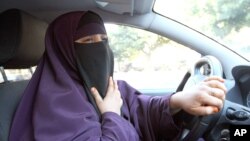 Kenza Drider, Muslimah yang mengenakan niqab, mengendarai mobilnya di Avignon, Perancis selatan.