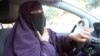 Kenza Drider, yang mengenakan busana muslim dan cadar, mengendarai mobilnya di kota Avignon, Perancis selatan (foto: ilustrasi).