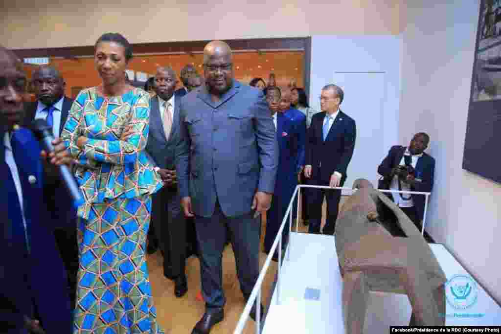 Président Félix Tshisekedi elongo na mokambi ya Assemblée nationale Jeanine Mabunda na bufungwami ya Musée national ya sika, Kinshasa, RDC, 23 novembre 2019. (Facebook/Présidence de la RDC)