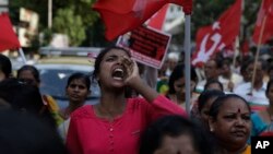 Para anggota kelompok Dalit, sebuah kasta rendah, melakukan aksi protes di Mumbai, India, Senin (2/4). 