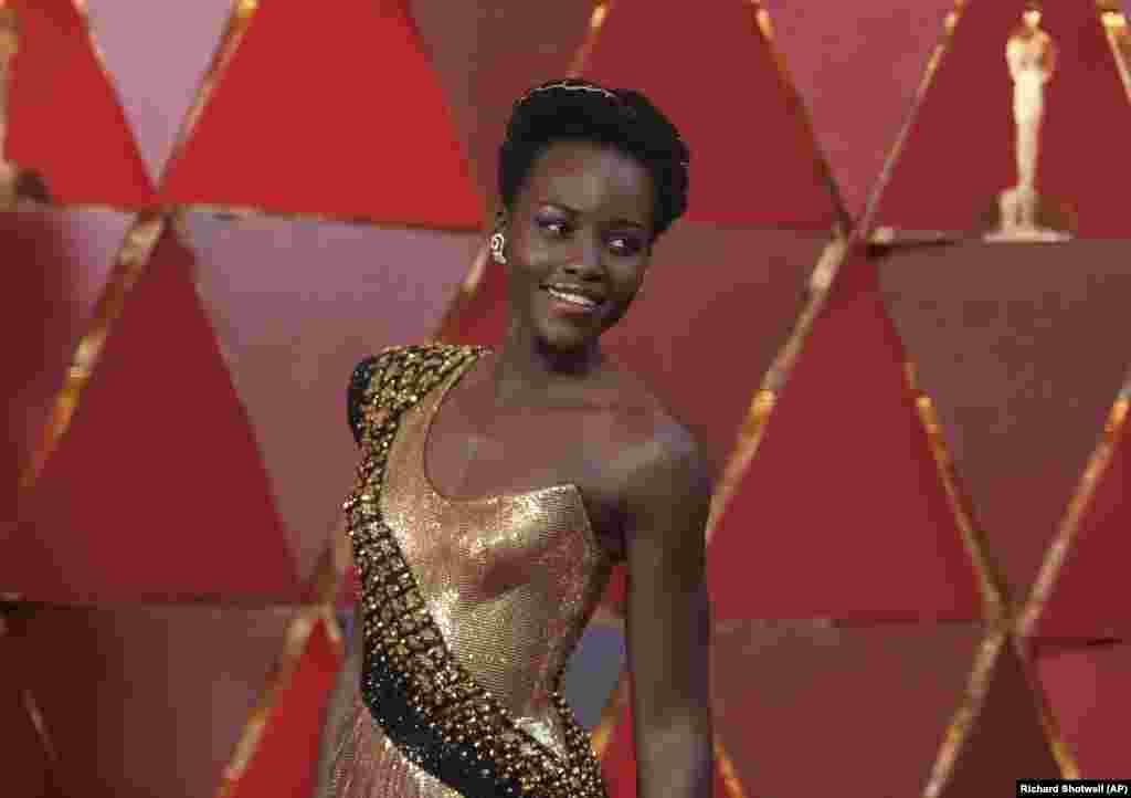 Lupita Nyongo'o à chegada dos Óscares em Los Angeles