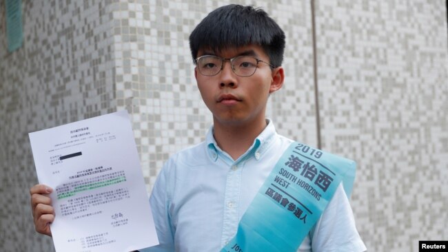 香港地区选举的选情在民众抗争中意外频出。图为香港众志秘书长黄之锋参选香港南区海怡西区议会选举候选人2019年10月4日资料照。他后来被取消参选资格,引发国际关注。