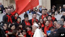 资料照：教宗方济各在梵蒂冈圣彼得广场与中国信徒见面。（2018年4月18日）