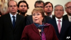 La presidenta de Chile Michelle Bachelet salió de inmediato al frente y dijo que decisión de la CIJ no afecta en nada la integridad territorial de su país.