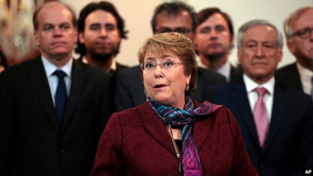 La presidenta de Chile Michelle Bachelet salió de inmediato al frente y dijo que decisión de la CIJ no afecta en nada la integridad territorial de su país.