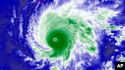 卫星图像显示飓风“莱恩”继续向夏威夷州逼近