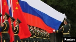 一名中国军人2018年6月8日在北京人大会堂外为中国国家主席习近平欢迎俄罗斯总统普京而举行的仪式做准备。