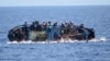 이탈리아 해군, 조난 이민 선박 포착...660명 구조