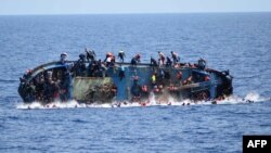 이탈리아 해군이 25일 유럽으로 향하던 중 리비아 해안가에서 전복된 선박의 난민들을 구출하고 있다. 이탈리아 해군이 공개한 사진.